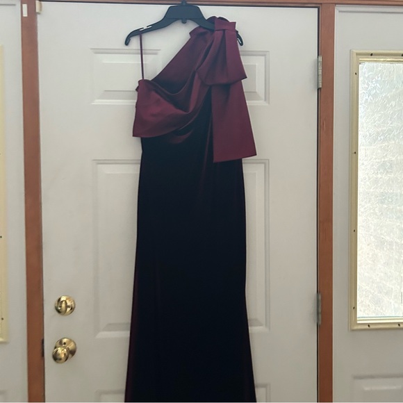 Red carpet ready! Betsy & Adam one shoulder bow velvet gown size 12 - Picture 6 of 8